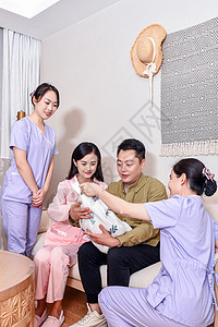 医护人员与新生儿父母愉快交流图片