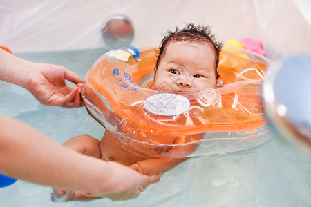 幼儿学习带着游泳圈洗澡的婴儿背景