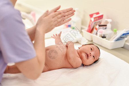 护士与新生儿互动背景