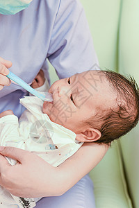 护士给新生儿喂奶图片素材