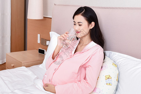 喝水的孕妇孕妇喝水高清图片