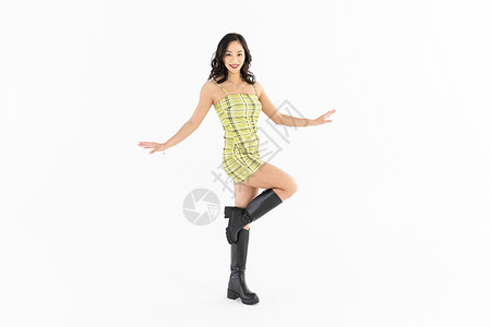 黄格子短裙装扮跳街舞背景