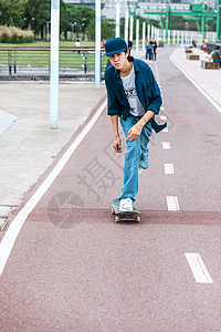 玩滑板的男性形象背景图片