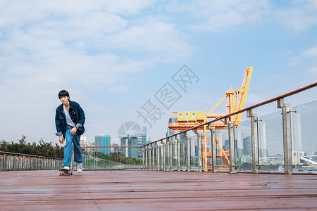 极限运动女玩滑板的男性形象背景