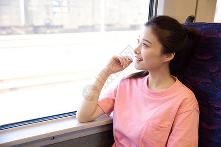 青年女性坐在高铁上车厢高清图片素材
