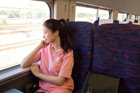 青年女性坐在高铁上亚洲人高清图片素材