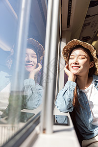 青年女性乘坐高铁高兴高清图片素材