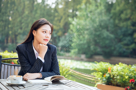 青年女性户外阅读图片