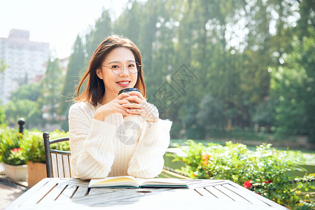 喝咖啡的女大学生图书馆高清图片素材