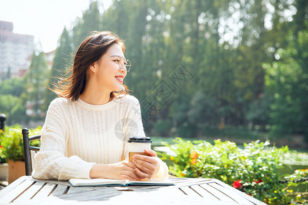 女学生户外阅读图片