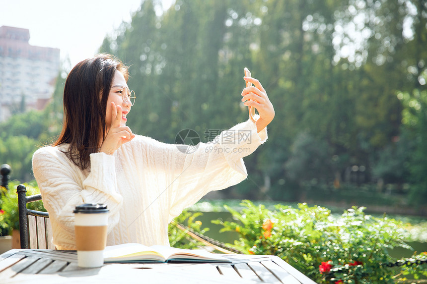 甜美女生户外自拍图片