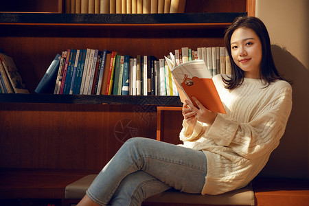在图书馆看书的女大学生东亚人高清图片素材