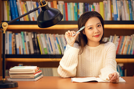 学生在灯下读书在图书馆学习的大学生背景