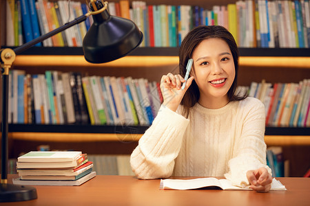 学生在灯下读书在图书馆学习的大学生背景