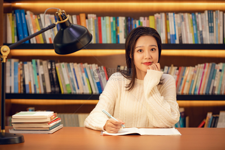 在图书馆学习的女大学生图片