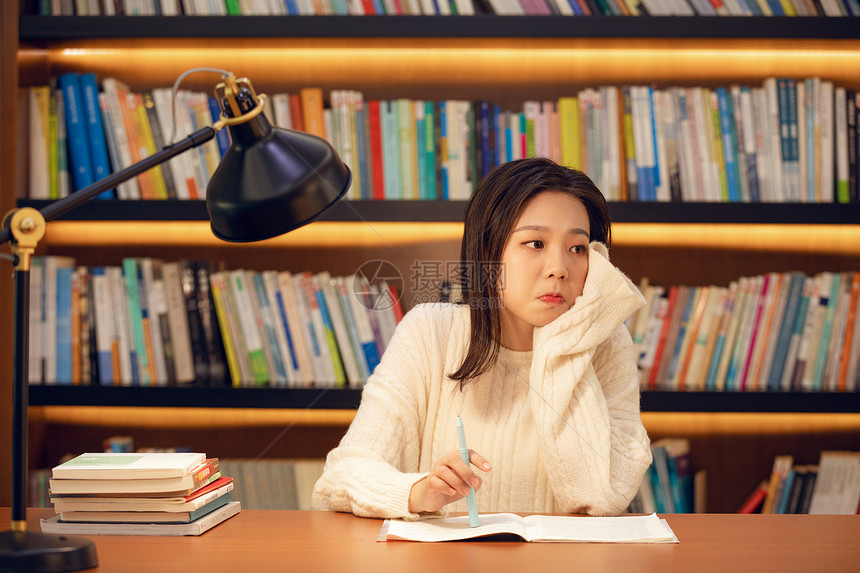 在图书馆学习的女大学生图片