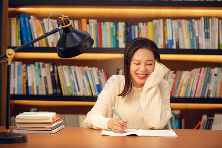 在图书馆学习的女大学生图片