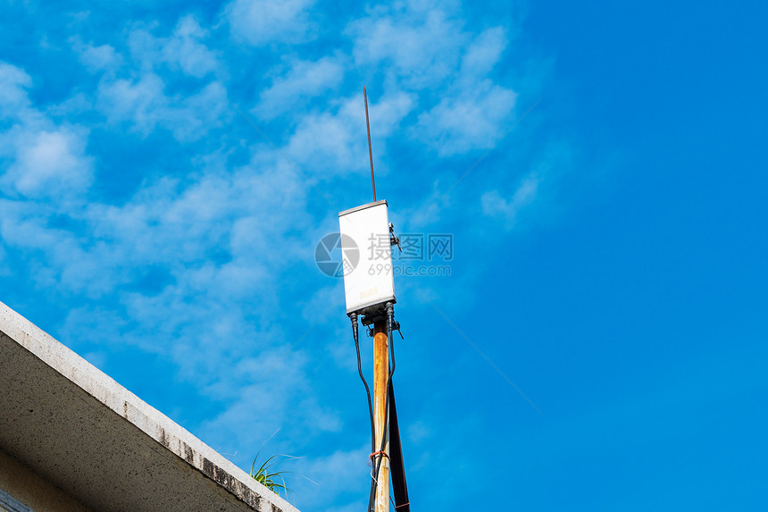 城市楼顶上的信号基站图片