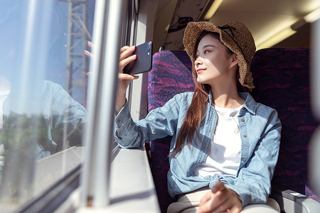 高铁车厢青年女性拿手机拍照背景
