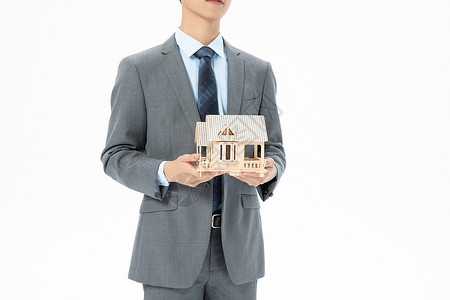 青年男性抱着房子模型特写东亚人高清图片素材