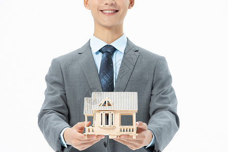 青年男性抱着房子模型特写图片