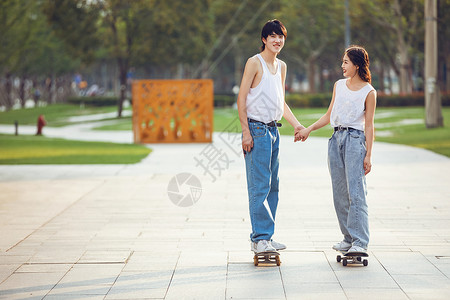 玩滑板的情侣情侣户外玩滑板背景