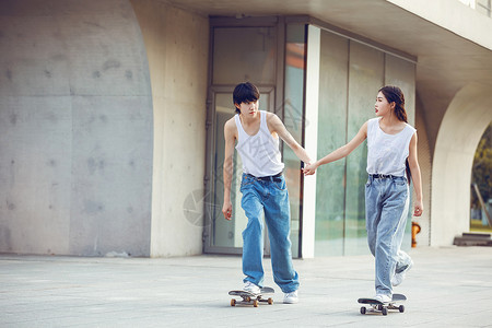 情侣户外玩滑板高清图片