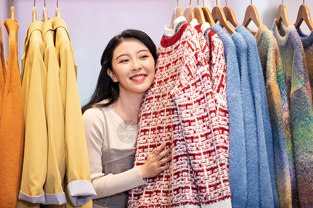 美女逛街购物挑选衣服图片素材