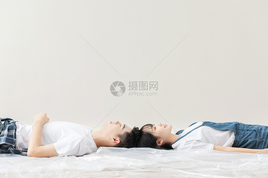 青年情侣装修躺在房子里图片