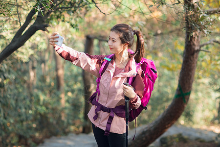 女生在山间小路上自拍高清图片