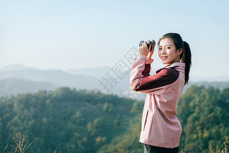 青年女性山顶拍照高清图片