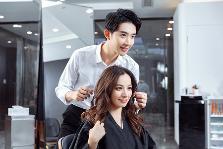 美发展架发型师给顾客打理头发背景