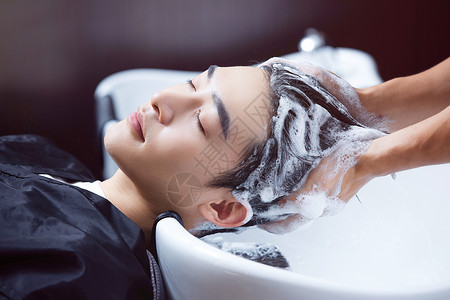 洗头按摩理发师给顾客洗头背景