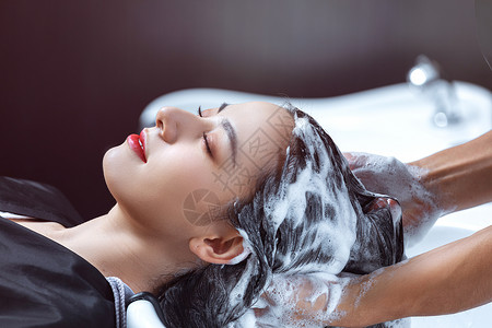 泡沫辊理发师给顾客洗头背景
