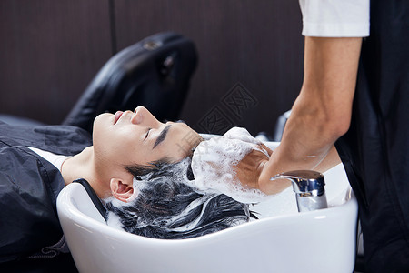男性顾客洗头发图片素材