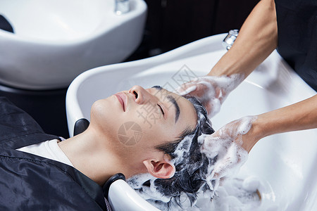 男性顾客洗头发图片素材