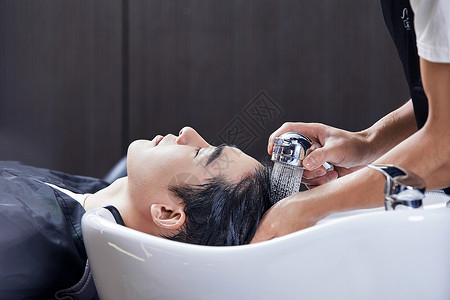 男性顾客洗头发背景图片