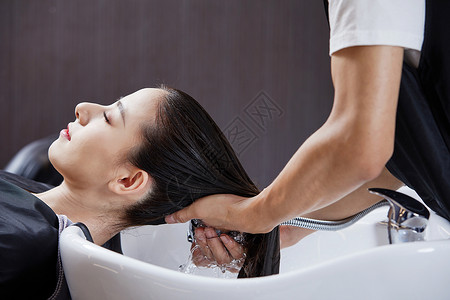女性顾客洗头发高清图片
