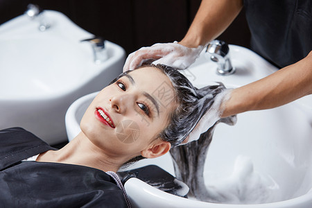 女性顾客洗头发图片素材