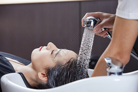 女性顾客洗头发背景图片