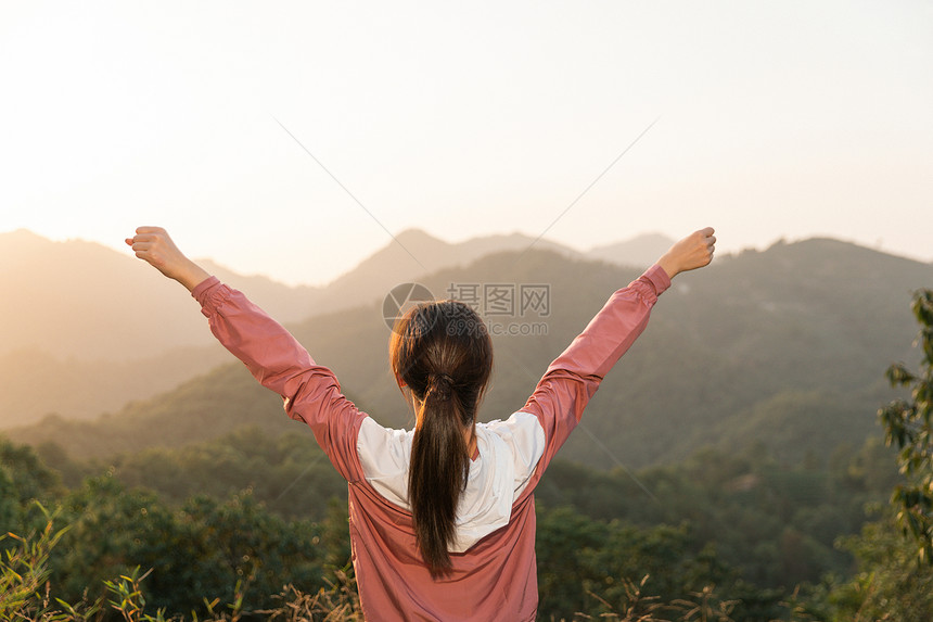 登山女性图片