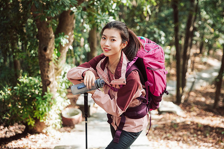 登山女性喝水休息高清图片