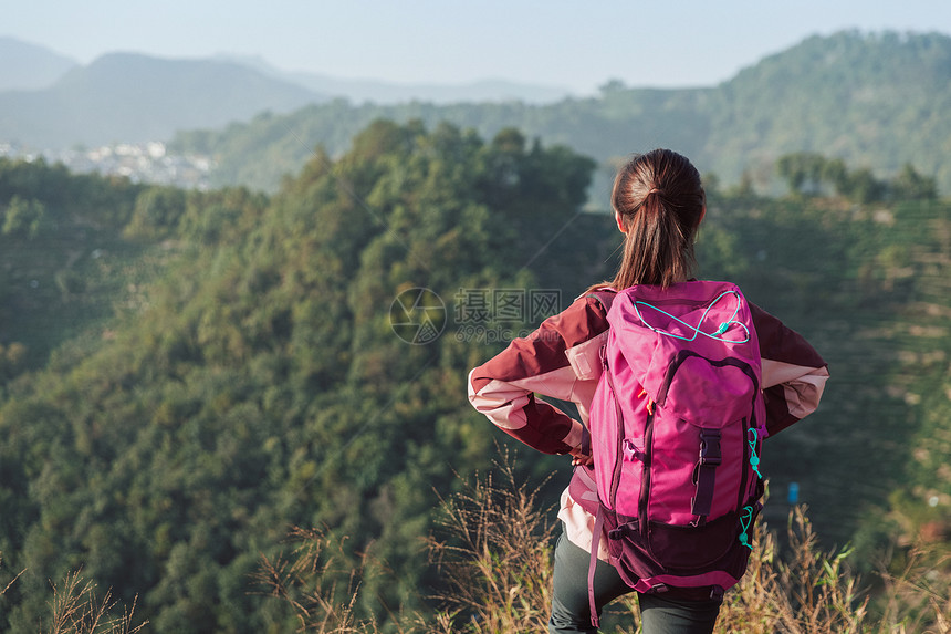 青年女性登山背影图片