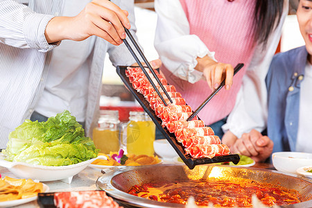 青年聚会吃火锅涮肉图片素材