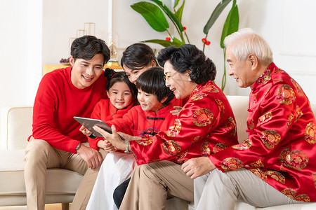 新年春节一家人和远方亲戚视频通话图片