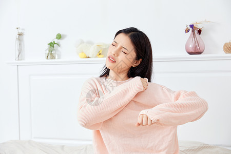 居家美女肩膀痛高清图片