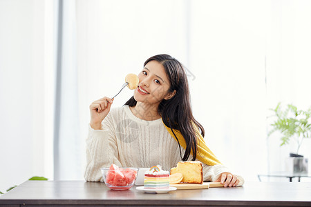 居家美女吃早餐图片