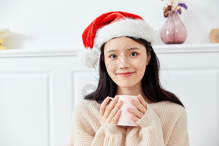 圣诞装束美女居家圣诞美女喝热水背景