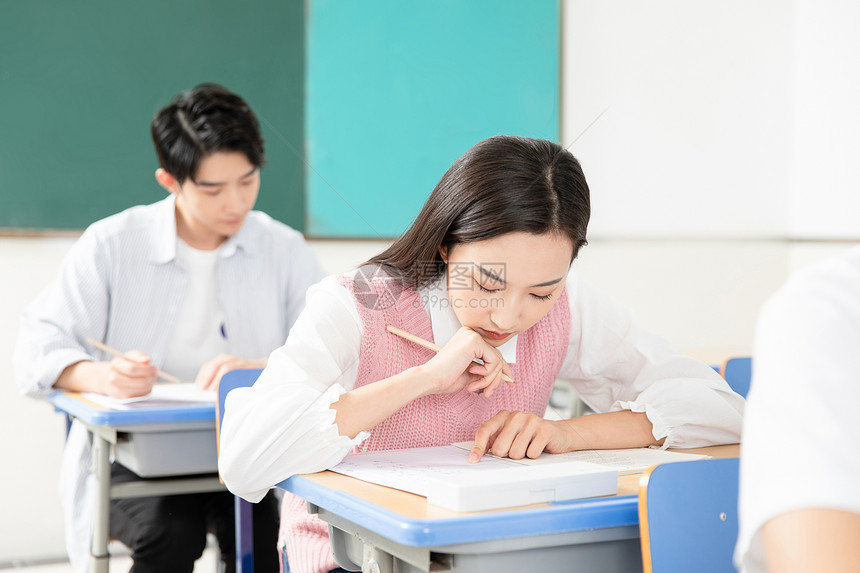 青年男女考研考试图片