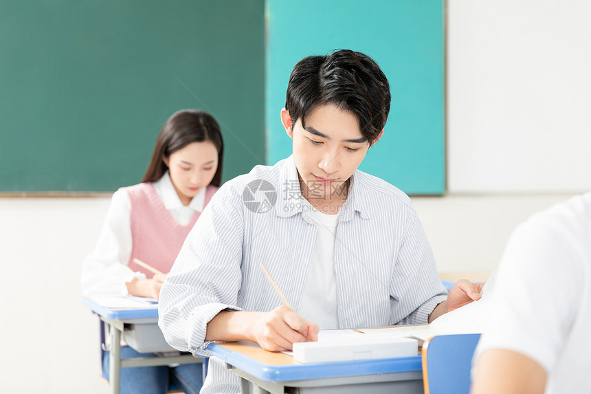 青年男女考研考试图片